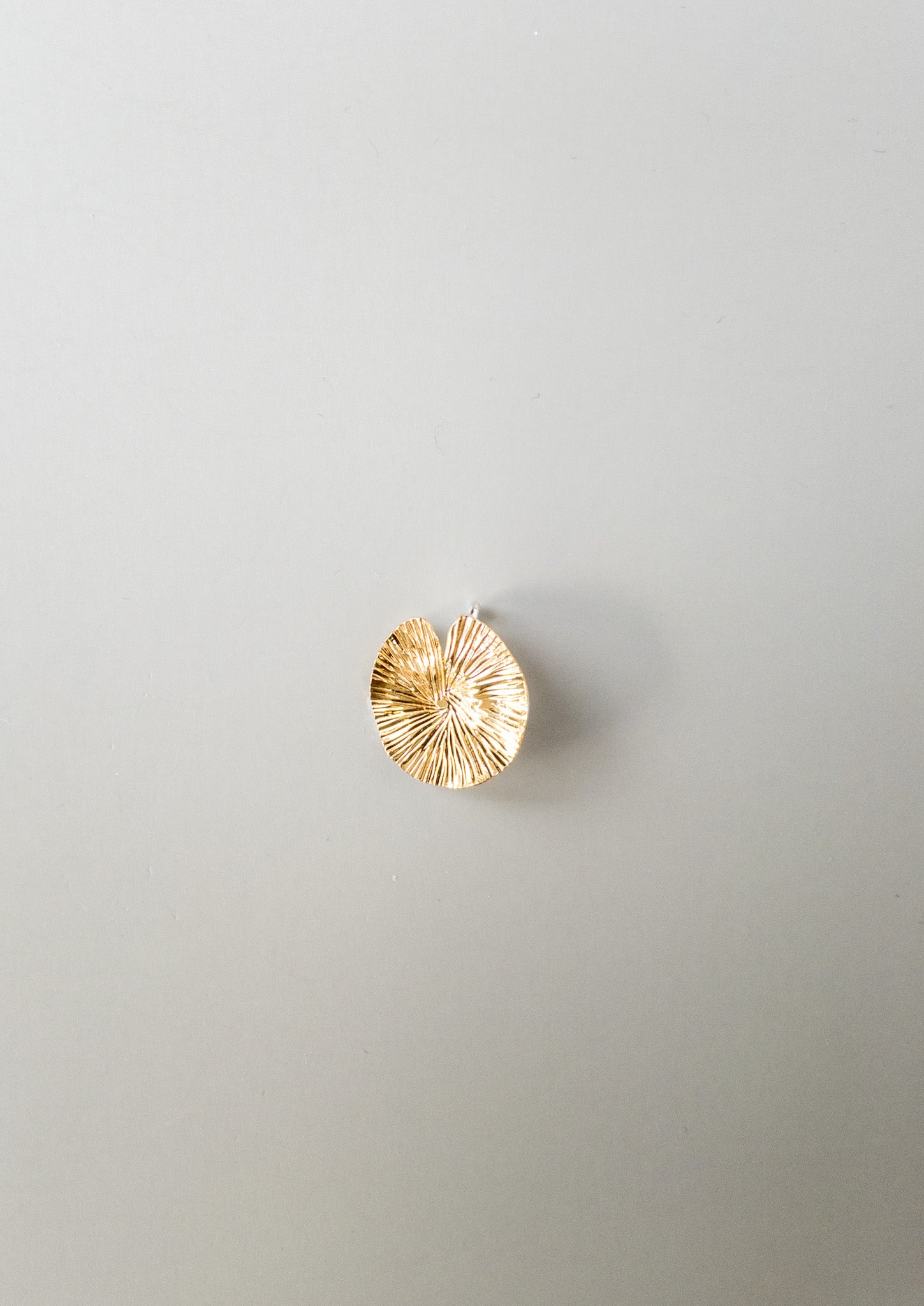 Lotusblatt-Anhänger – 22 Karat Gold auf Silber – DIVYA Sacred Symbols