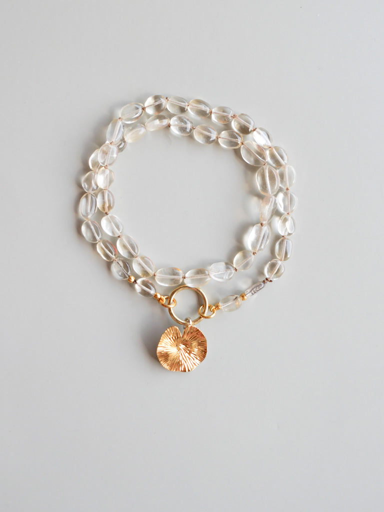 Lotusblatt-Anhänger – 22 Karat Gold auf Silber – DIVYA Sacred Symbols
