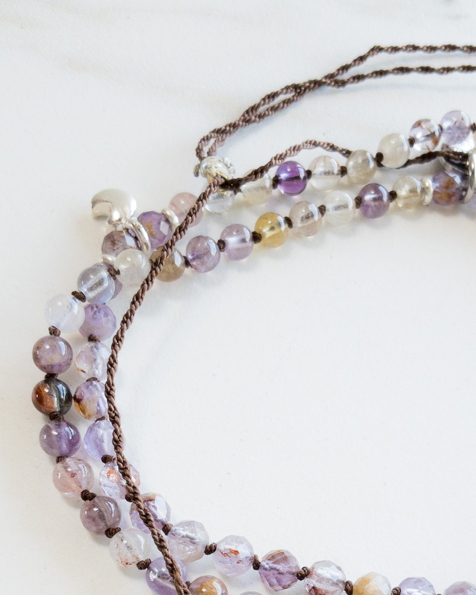 « Roots » Mini Mala 108 Perlen – Cacoxenit Super 7 & Mondstein